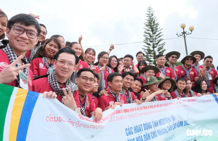 Dâng hương, dâng hoa tại tượng đài Tình đoàn kết liên minh chiến đấu Việt - Lào - Ảnh 5.