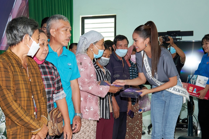 MisThy, Khánh Vân làm sinh viên trong Sao nhập học; Nhóm nhạc Blue sẽ đến Việt Nam - Ảnh 2.