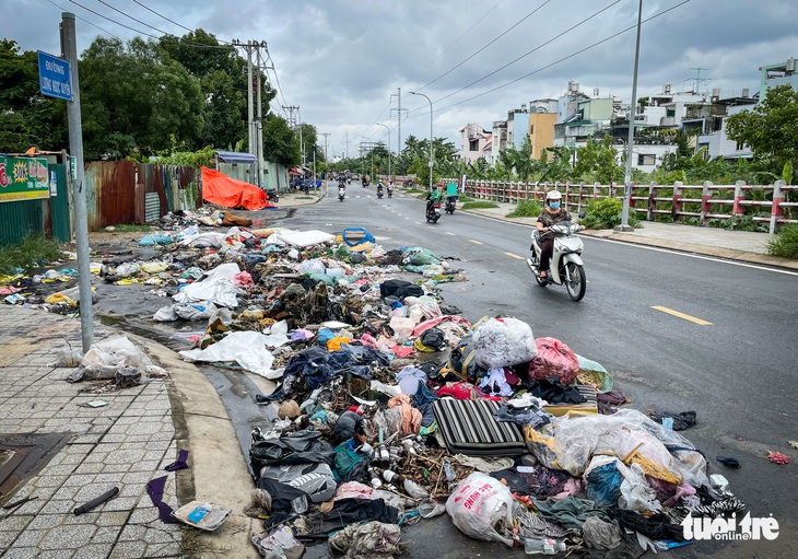 Biển cấm đổ rác như ‘tàng hình’, rác chất đống lòng đường, vỉa hè, dạ cầu - Ảnh 2.