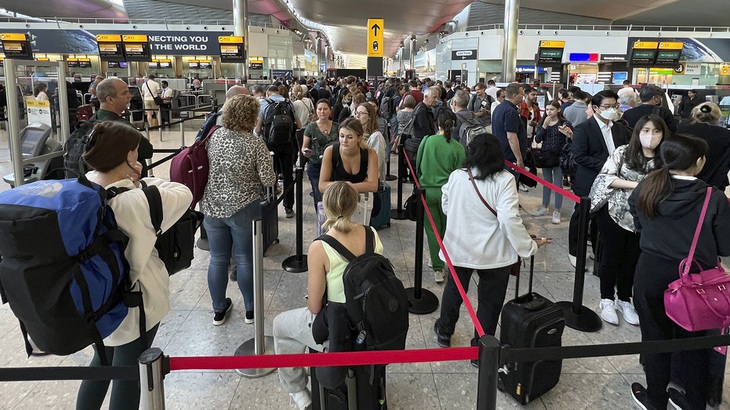 Sân bay Heathrow lần đầu tiên giới hạn số lượng hành khách mỗi ngày - Ảnh 1. Sân bay Heathrow lần đầu tiên giới hạn số lượng hành khách mỗi ngày - Ảnh 1.
