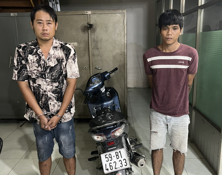 Bám theo cô gái đến tận cửa nhà để giật điện thoại - Ảnh 2. Bám theo cô gái đến tận cửa nhà để giật điện thoại - Ảnh 2.