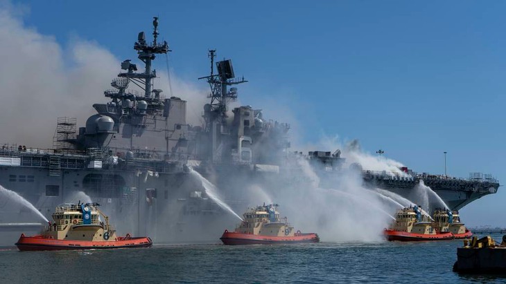 Mỹ phạt 21 sĩ quan trong vụ cháy tàu USS Bonhomme Richard - Ảnh 1.