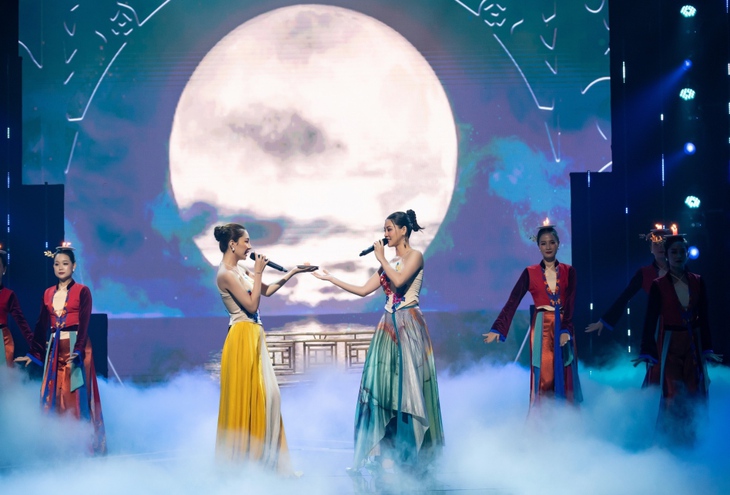 Bùi Lan Hương, Minh Khuê hóa chị em sinh đôi với nhan sắc mỹ nhân - Ảnh 1. Bùi Lan Hương, Minh Khuê hóa chị em sinh đôi với nhan sắc mỹ nhân - Ảnh 1.