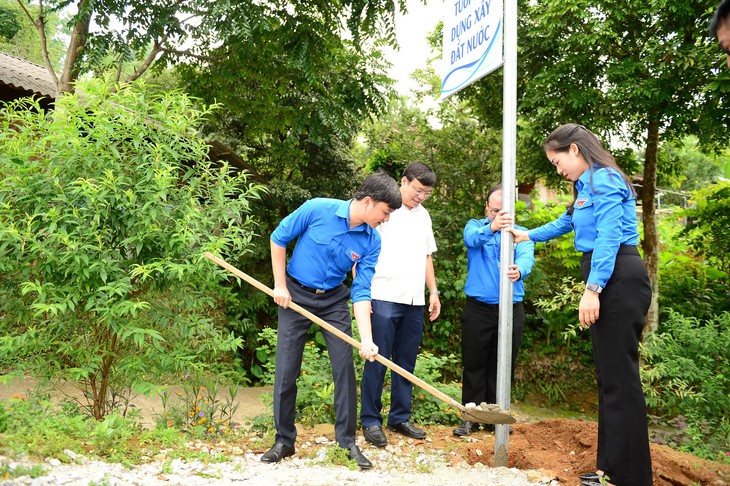 Ngày cao điểm tình nguyện chung tay xây dựng thôn bản thành làng quê đáng sống - Ảnh 1.