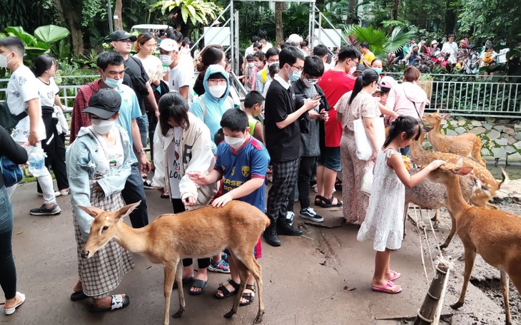 Khách ùn ùn kéo đến khu vui chơi, nhiều người mệt mỏi vì quá đông