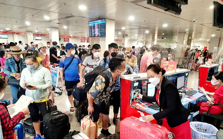 Né đông đúc ở sân bay, khách chi thêm tiền check-in nhanh