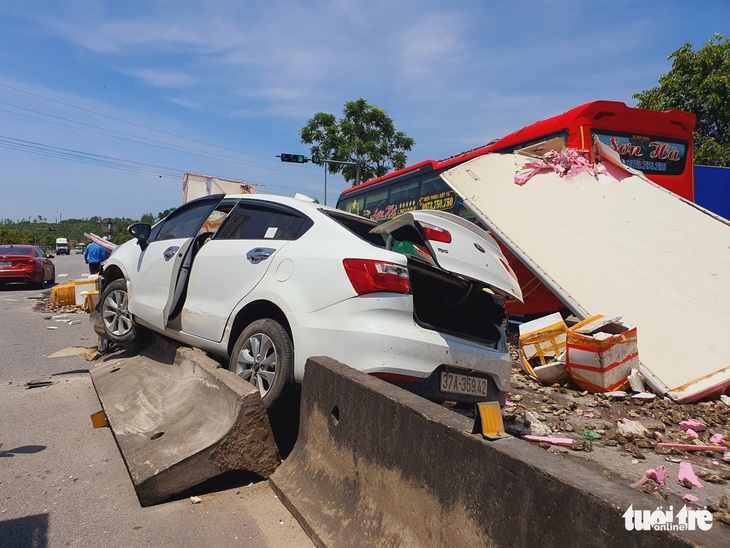 Xe tải đông lạnh tông liên hoàn 3 ôtô dừng đèn đỏ - Ảnh 2. Xe tải đông lạnh tông liên hoàn 3 ôtô dừng đèn đỏ - Ảnh 2.