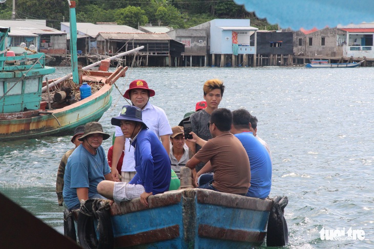 Đến Hòn Nghệ trải nghiệm du lịch cá lồng bè, ngon hết bài - Ảnh 2.