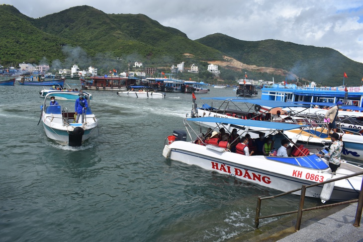 Du lịch hè Nha Trang kín khách, chủ yếu khách nội - Ảnh 2.