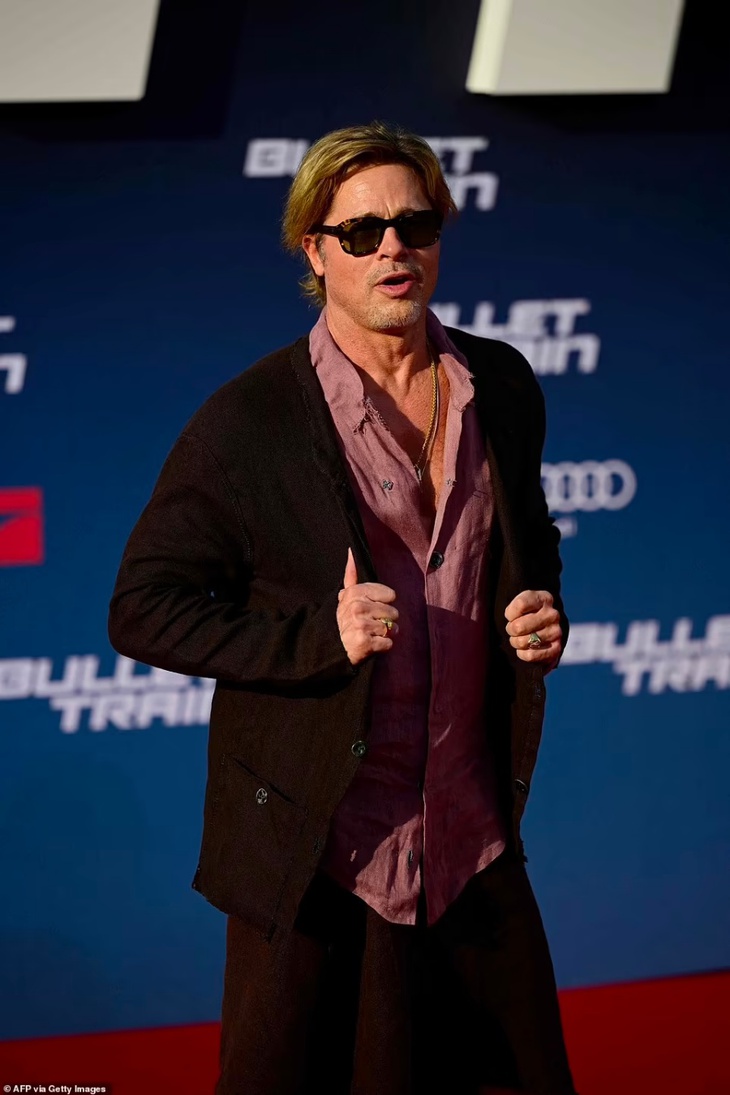 U là trời, Brad Pitt mặc váy kìa bà con ơi! - Ảnh 1.