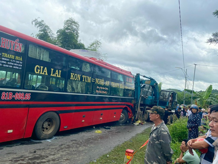 Xe giường nằm và xe đầu kéo tông nhau làm 2 người chết, 4 người bị thương - Ảnh 1.