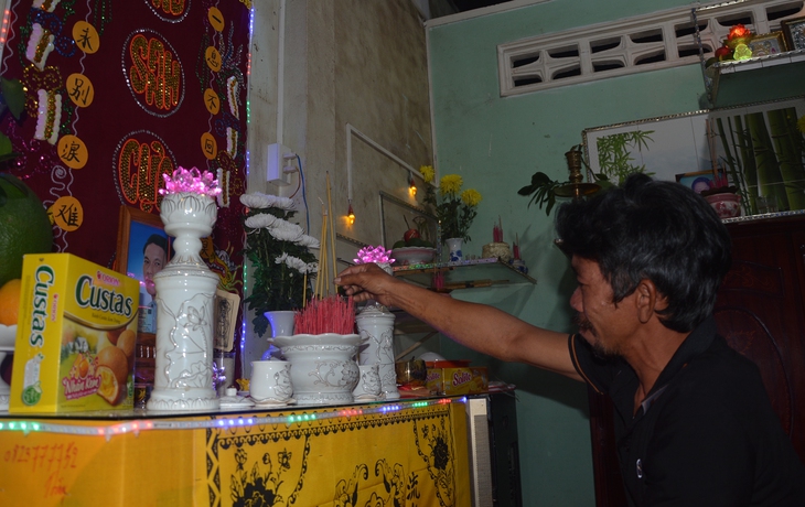 Về với gia đình, đau xót trước bàn thờ anh - Ảnh 1. Về với gia đình, đau xót trước bàn thờ anh - Ảnh 1.