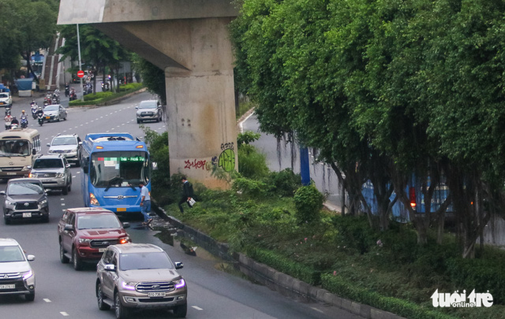 Xe buýt ‘rà khách, cướp làn’: Hung thần lại tái hiện - Ảnh 6.