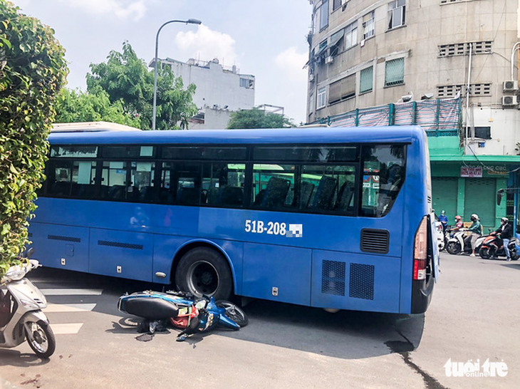 Xe buýt ‘rà khách, cướp làn’: Hung thần lại tái hiện - Ảnh 5.