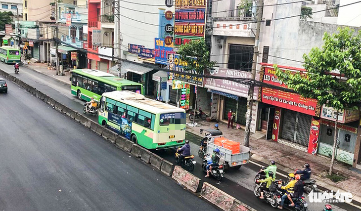 Xe buýt ‘rà khách, cướp làn’: Hung thần lại tái hiện - Ảnh 3.