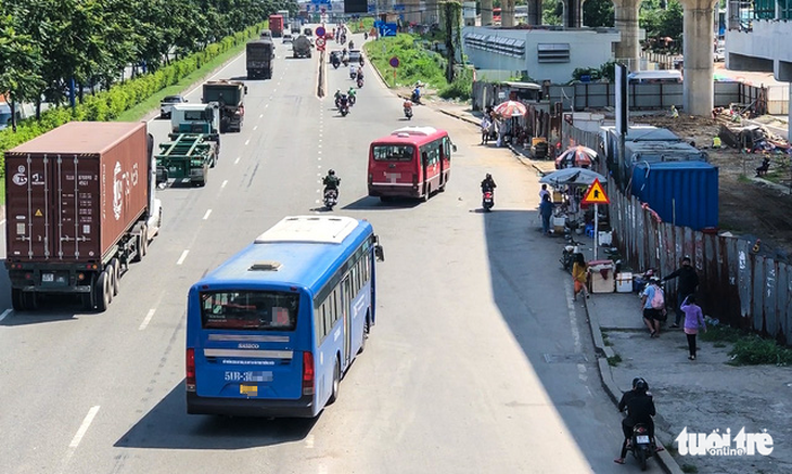 Xe buýt ‘rà khách, cướp làn’: Hung thần lại tái hiện - Ảnh 4.