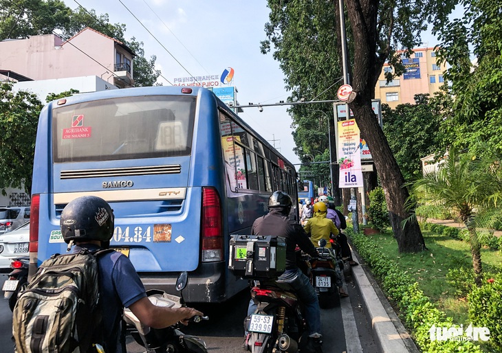 Xe buýt ‘rà khách, cướp làn’: Hung thần lại tái hiện - Ảnh 1.