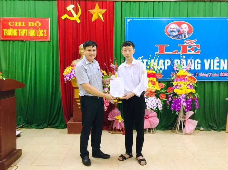 Thủ khoa khối A của xứ Thanh là học trò trường huyện, đảng viên trẻ - Ảnh 1.