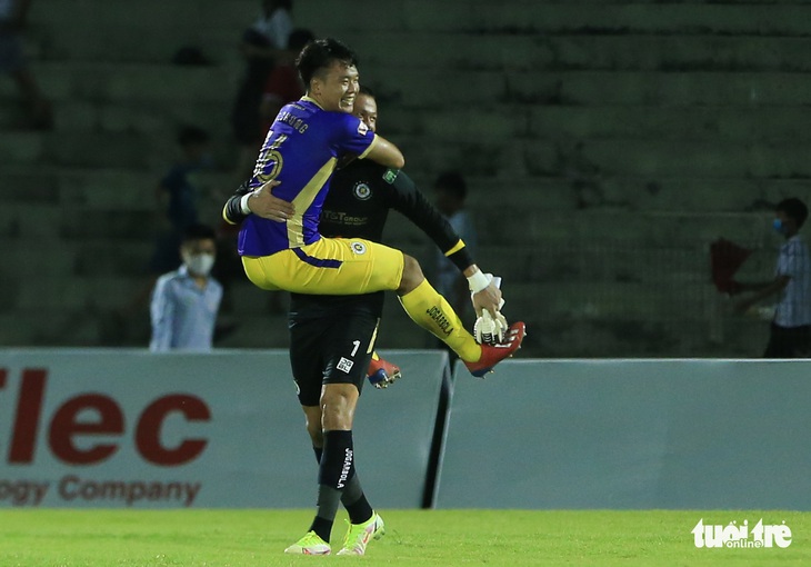 Thành Chung cứu thua trên vạch vôi, Hà Nội FC lên đầu bảng - Ảnh 1.