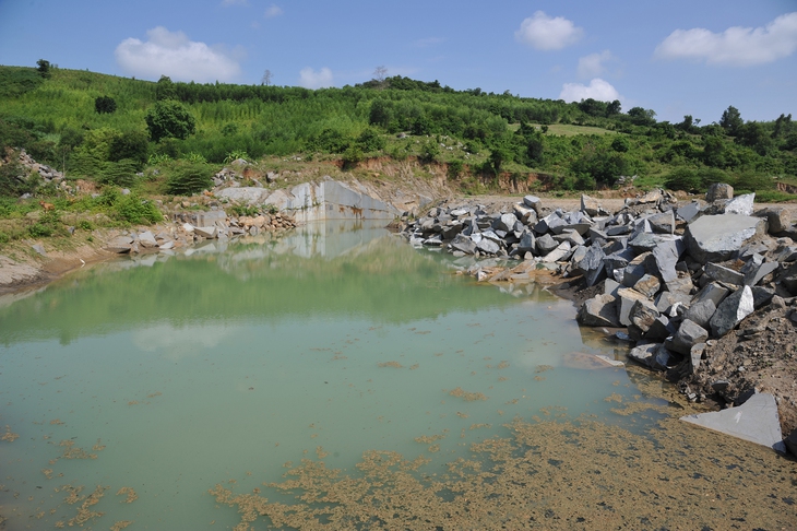 Khai thác ‘lậu’ đá granite, 1 công ty bị phạt 1 tỉ đồng và tịch thu phương tiện - Ảnh 1.