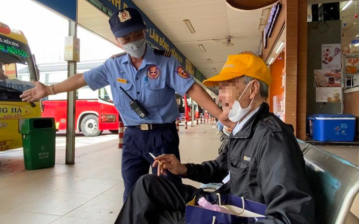 Xử phạt người hút thuốc lá tại nhà ga, bến xe: Không làm kiểu ‘đánh trống bỏ dùi’