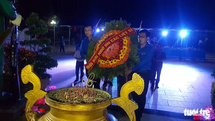 Trên 500 đoàn viên thắp nến tri ân tại nghĩa trang Dốc Bà Đắc - Ảnh 1. Trên 500 đoàn viên thắp nến tri ân tại nghĩa trang Dốc Bà Đắc - Ảnh 1.