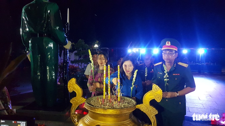 Trên 500 đoàn viên thắp nến tri ân tại nghĩa trang Dốc Bà Đắc - Ảnh 3. Trên 500 đoàn viên thắp nến tri ân tại nghĩa trang Dốc Bà Đắc - Ảnh 3.