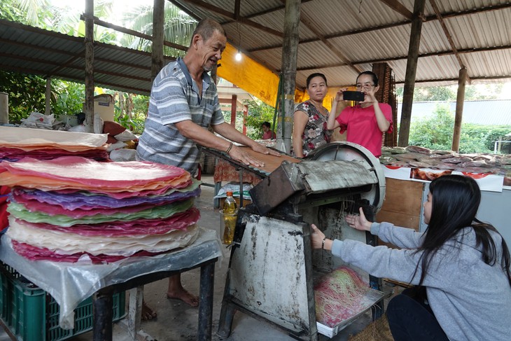 Về miền Tây, thưởng thức đặc sản hủ tiếu ngũ sắc vừa dai vừa mềm - Ảnh 4.