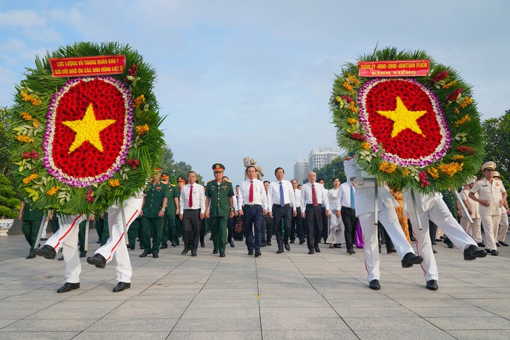 Lãnh đạo TP.HCM dâng hương tưởng niệm các anh hùng liệt sĩ - Ảnh 1.