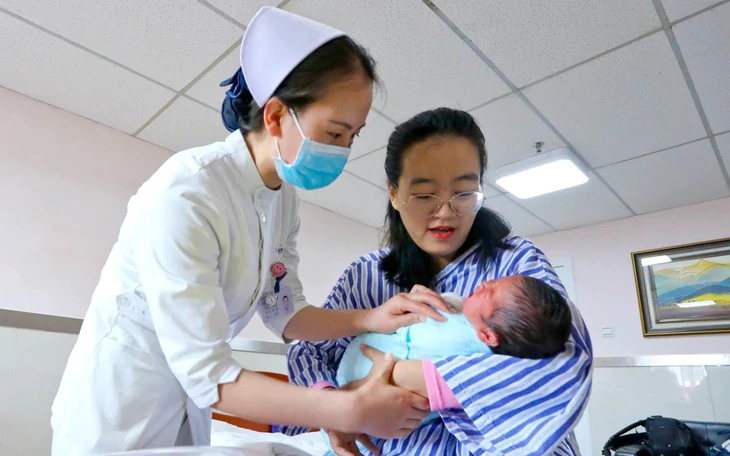 Trung Quốc cần tăng gần 600% trợ cấp nuôi con để ngăn khủng hoảng sinh đẻ - Ảnh 3.