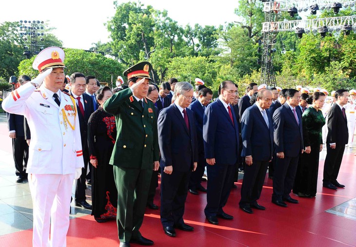 Dâng hương tưởng niệm các anh hùng liệt sĩ và vào lăng viếng Chủ tịch Hồ Chí Minh - Ảnh 1.