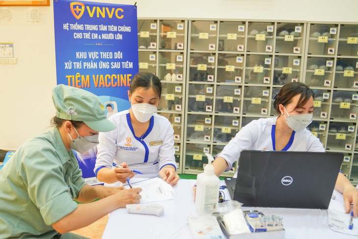 Doanh nghiệp chủ động tiêm vắc xin phòng cúm cho công nhân - Ảnh 2. Doanh nghiệp chủ động tiêm vắc xin phòng cúm cho công nhân - Ảnh 2.
