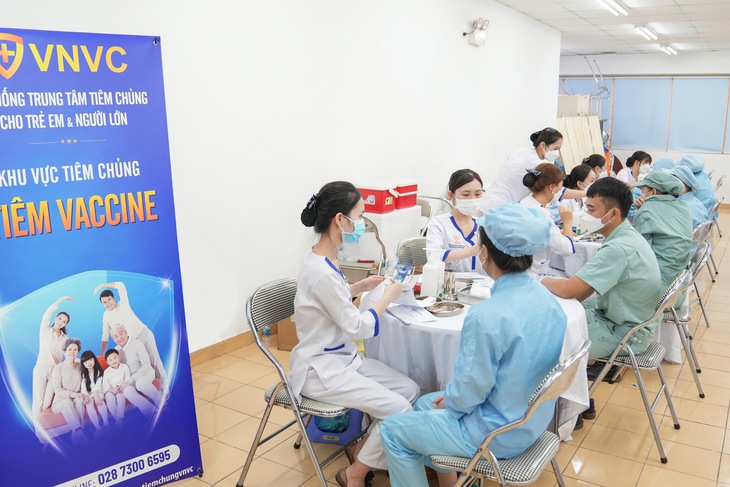 Doanh nghiệp chủ động tiêm vắc xin phòng cúm cho công nhân - Ảnh 3. Doanh nghiệp chủ động tiêm vắc xin phòng cúm cho công nhân - Ảnh 3.