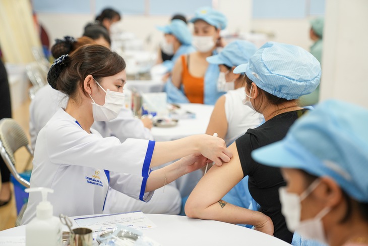 Doanh nghiệp chủ động tiêm vắc xin phòng cúm cho công nhân - Ảnh 1. Doanh nghiệp chủ động tiêm vắc xin phòng cúm cho công nhân - Ảnh 1.