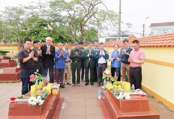 Lẵng hoa cưới trên hai ngôi mộ liệt sĩ - Ảnh 1.