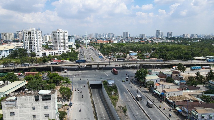 TP.HCM ưu tiên mở đường, xây nút giao thông vùng đô thị cảng Cát Lái - Ảnh 1.