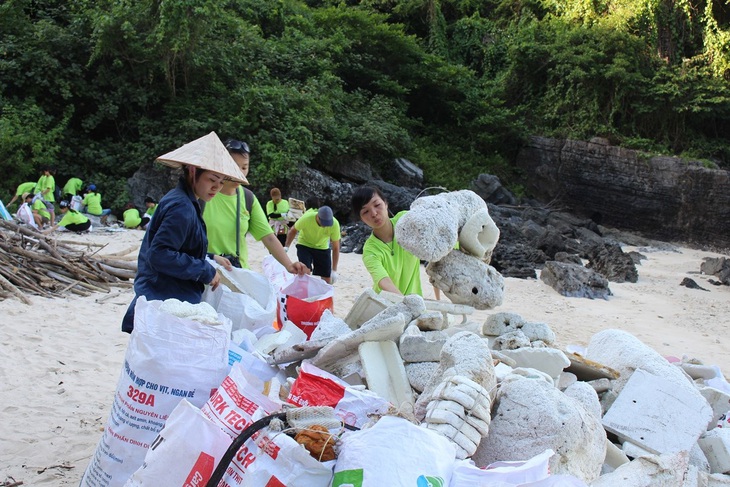 World Bank đề xuất tính phí cốc càphê nhựa, cấm ống hút nhựa - Ảnh 1.