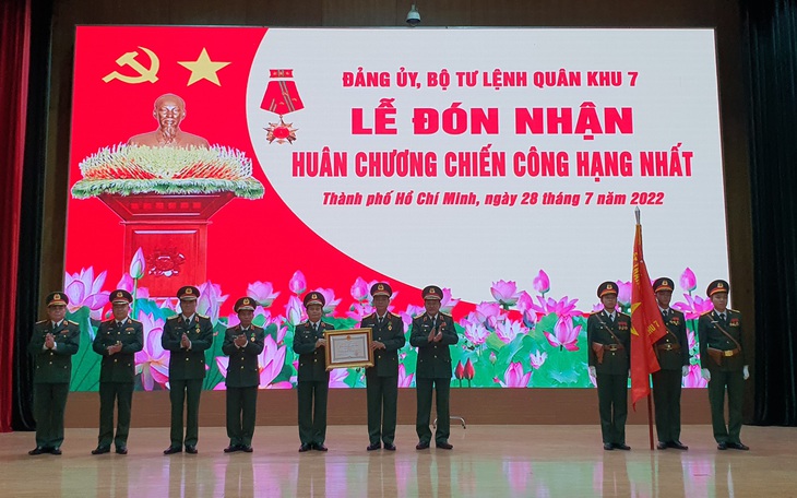 Lãnh đạo Thành ủy TP.HCM thăm Quân khu 7 nhân kỷ niệm 80 năm thành lập Quân đội nhân dân Việt Nam  - Ảnh 3.