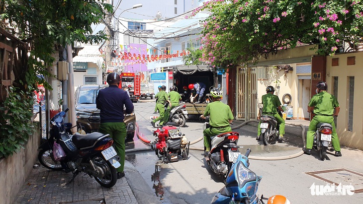 Cháy nhà trong hẻm sâu, lực lượng chữa cháy không vào được, phải phun nước từ phía sau - Ảnh 2.