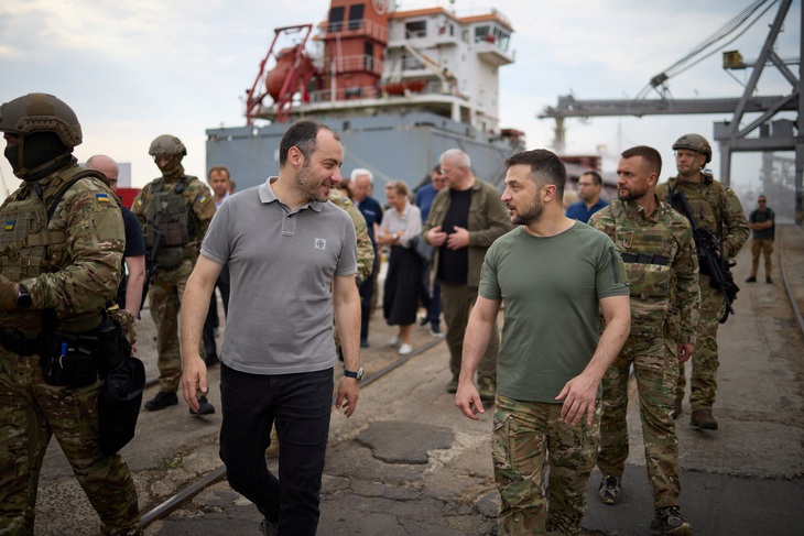 Tổng thống Zelensky thân chinh đến cảng Chornomorsk giám sát chuyển ngũ cốc lên tàu - Ảnh 1.