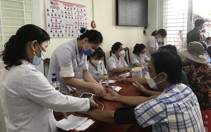 500 bà con ngồi chật chờ bác sĩ Bệnh viện Đại học Y dược TP.HCM khám bệnh, phát thuốc và tặng quà