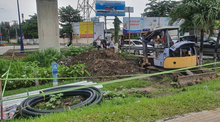 Công nhân công ty cây xanh bị vùi lấp dưới hố sâu 4m tử vong - Ảnh 1.