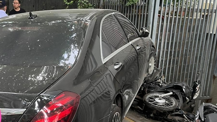 Xe Mercedes tông BMW và một loạt xe máy trên phố Hà Nội - Ảnh 1. Xe Mercedes tông BMW và một loạt xe máy trên phố Hà Nội - Ảnh 1.