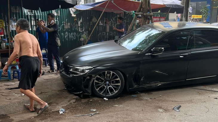 Xe Mercedes tông BMW và một loạt xe máy trên phố Hà Nội - Ảnh 2. Xe Mercedes tông BMW và một loạt xe máy trên phố Hà Nội - Ảnh 2.