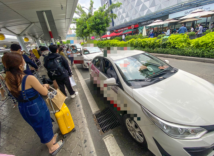 Taxi chặt chém ở sân bay Tân Sơn Nhất: Bực mình vì không biết gọi ai để phản ánh - Ảnh 1.