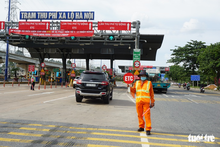 Trạm BOT ở TP.HCM đã sẵn sàng, nhiều xe chưa dán thẻ vẫn chạy vào làn ETC - Ảnh 2.