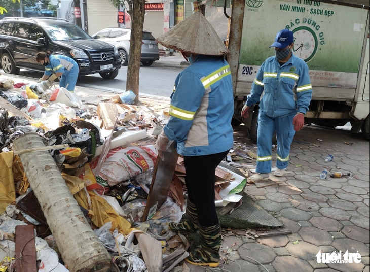 Đổ trộm rác thải xây dựng, công nhân môi trường bức xúc - Ảnh 4.