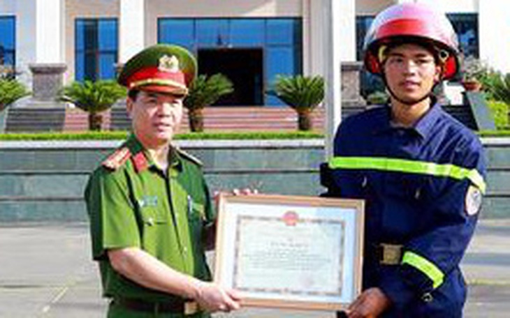 Khen thưởng chiến sĩ công an giải cứu hơn 100 học sinh trong đêm mưa lũ