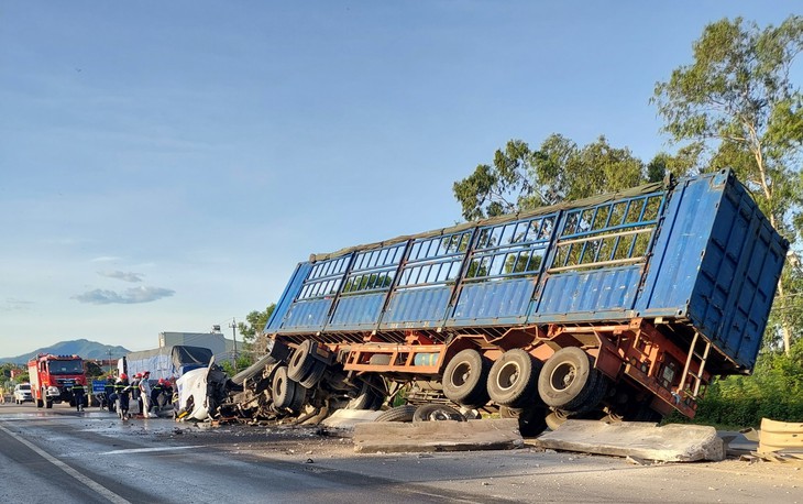 Xe container chở thép lao lên lan can cầu, tông ngã dải phân cách - Ảnh 1.