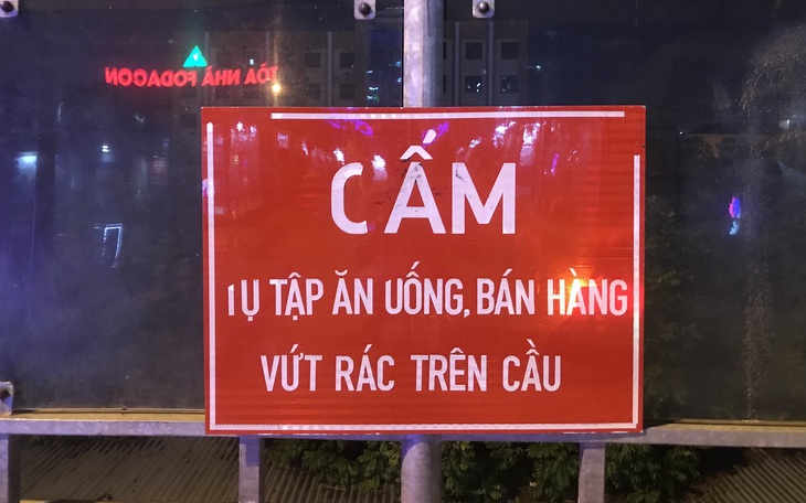 Lên cầu vượt đi bộ hóng gió, &quot;tiện tay&quot; xả rác